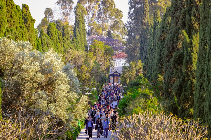 Los participantes regresan al Centro de Visitantes de Bahjí tras la celebración del Día Sagrado