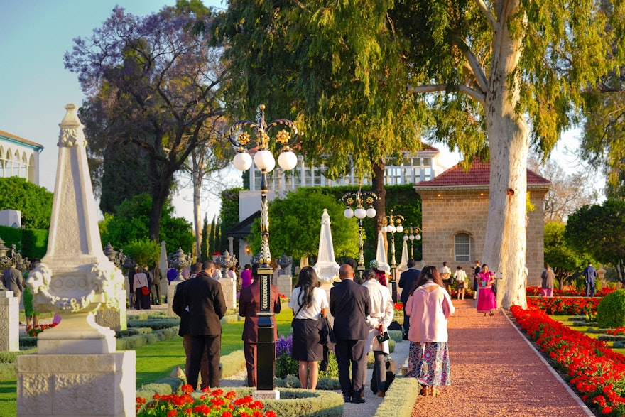 Tras el programa de celebración del 12º día de Riḍván, los delegados oran cerca del Santuario de Baháʼu’lláh antes de regresar a sus respectivos países