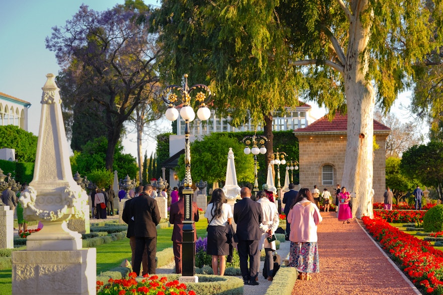 Après le programme célébrant le 12e jour du Riḍván, les délégués prient près du tombeau de Bahá’u’lláh avant de retourner dans leurs pays.