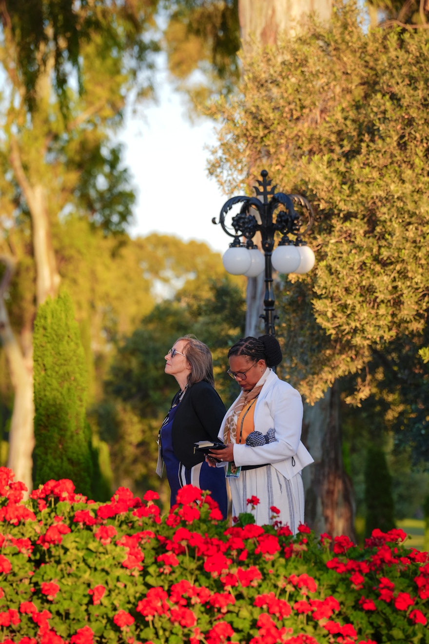 Los delegados reflexionan y oran cerca del Santuario de Baháʼu’lláh antes de regresar a sus respectivos países