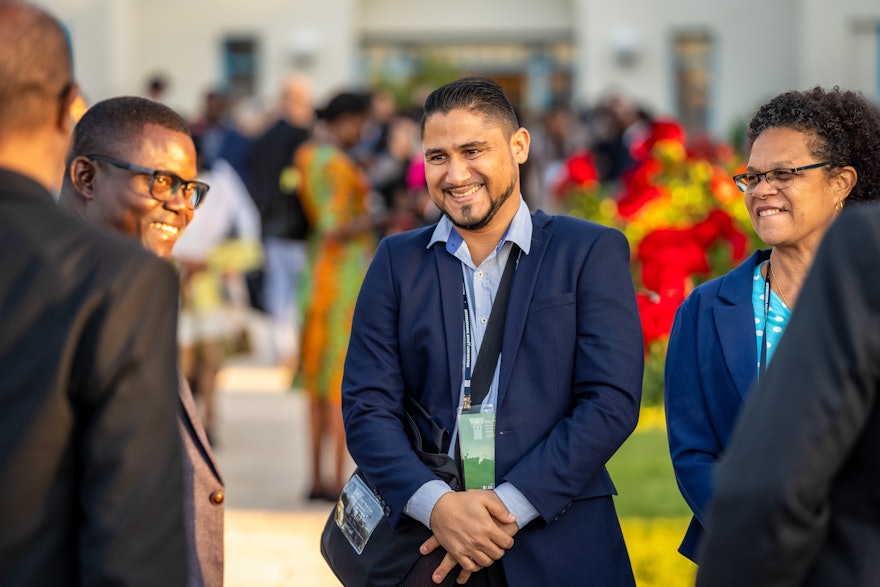 Советник из Африки (слева) и делегаты с Сейшельских островов после празднования 12 дня Ризвана в Бахджи.