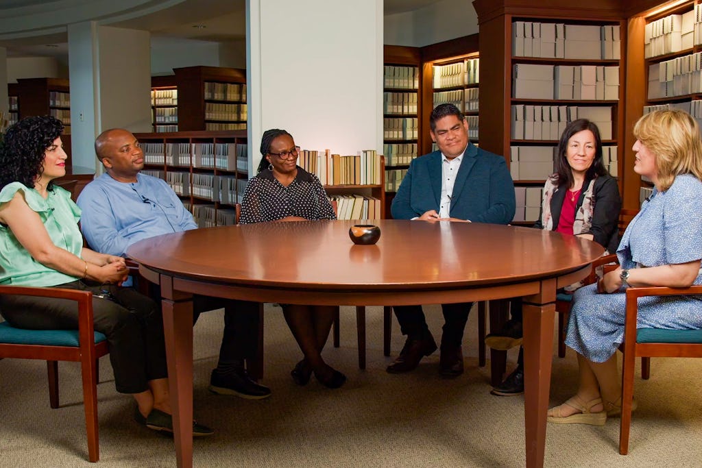 مشاورین راههایی را بررسی می کنند که جوانان با مشارکت در طرحهای آموزشی بهائی به تحول اجتماعی در جوامع خود کمک می کنند.