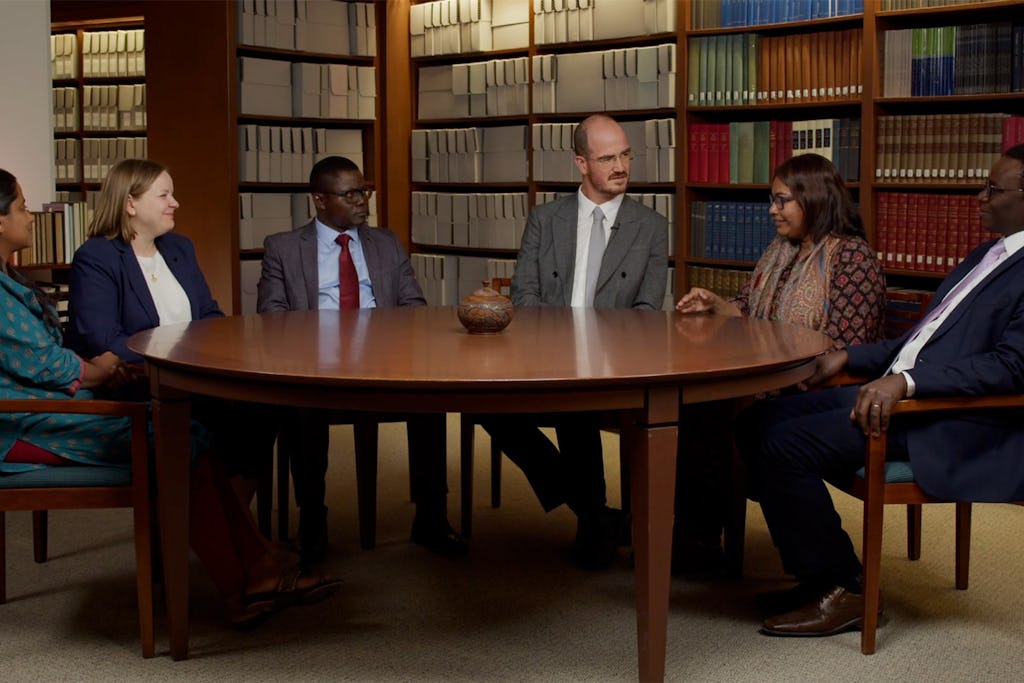 در این قسمت، مشاورین درباره تلاشها برای ترویج فرهنگ برابری زنان و مردان در جوامع سراسر جهان بحث و گفتگو میکنند.