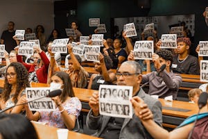 Публичные слушания, проведенные в национальном конгрессе в Бразилиа, Бразилия, посвящены 10 женщинам-бахаи, повешенным в Ширазе, Иран, 40 лет назад.
