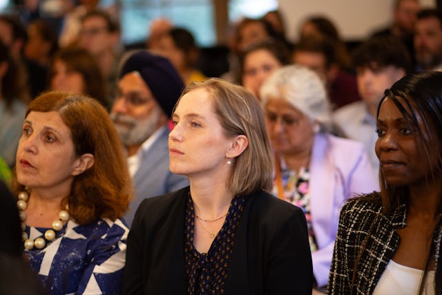 Los invitados siguen las presentaciones sobre el trágico suceso de las diez mujeres bahá’ís de Shiraz que fueron ejecutadas por la República Islámica de Irán hace 40 años como un crudo recordatorio de los sacrificios realizados por mujeres en todo el mundo por el principio de igualdad.