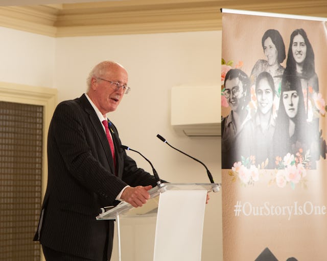 En una sentida presentación, Jim Shannon, diputado y portavoz del Grupo Parlamentario Mixto sobre la Libertad de Religión o Creencia, declaró: «Parte de nuestro trabajo es dar testimonio, garantizar que ningún Gobierno pueda decir que no sabía lo que está ocurriendo. Con ese espíritu, quiero leer en voz alta los nombres de las asesinadas, en memoria suya y también para dejar constancia de que, a pesar de la brutalidad del régimen, estas mujeres siguen inspirándonos en la actualidad».