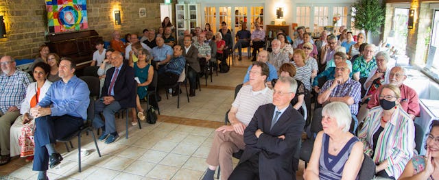 Autores de todo el mundo, miembros de la industria editorial y representantes de las instituciones bahá’ís se reunieron en Arncott, Oxfordshire, para conmemorar el 80 aniversario de George Ronald.