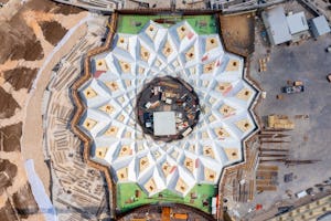 در مرحله‌ای مهم از پروژه ساخت‌و ساز آرامگاه حضرت عبدالبهاء مراحل نهائی تدارکات برای سازه سقف مشبک در حال انجام است.