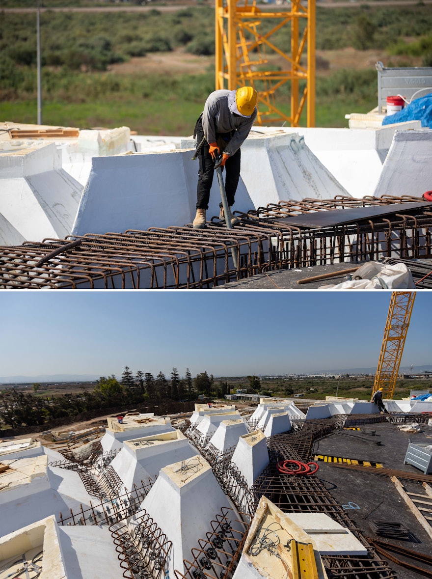 Les travaux de pose des barres d’armature dans les creux entre les blocs de coffrage progressent.