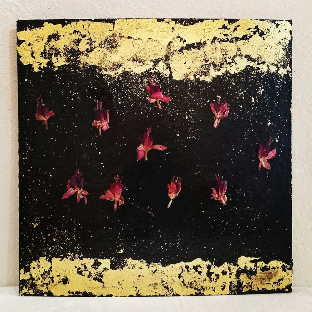 در این نقاشی، اثر هنرمندی از مکزیک با عنوان «گلبرگ‌ها و طلا، شیراز ۱۹۸۳» تضاد میان سیاهی و رنگ طلایی نمادی از شجاعت و شهامت زنان بهائی‌ است که به پای اعتقاداتشان برای عدالت، برابری و صداقت ایستادند.