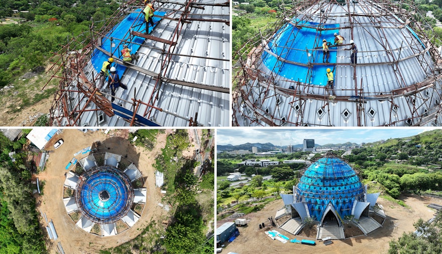 Ces photos montrent l’installation de la couche intermédiaire de la façade et d’un enduit de protection bleu. Le revêtement de protection a finalement été retiré avant que la couche finale de la façade ne soit fixée à la couche intermédiaire.