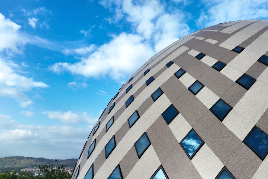 La dernière couche extérieure de la façade est faite d’aluminium peint et pressé avec une texture de pierre et elle a maintenant été installée.