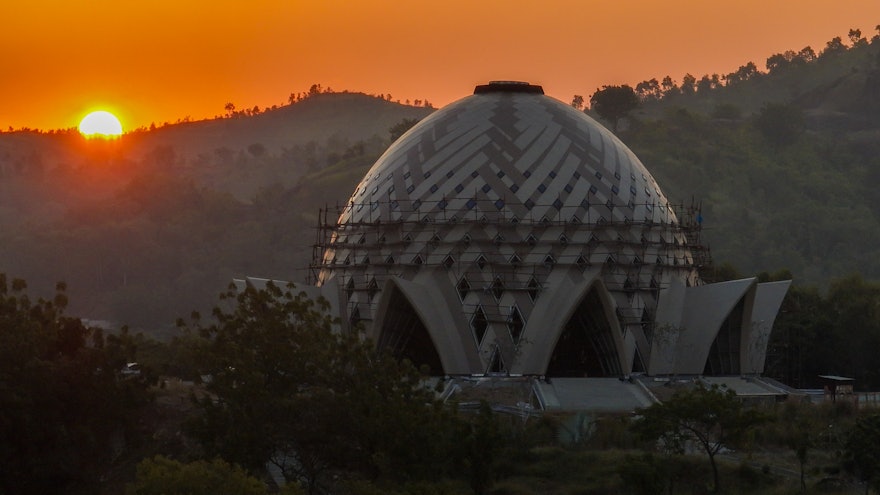 Vista de la Casa de Adoración bahá’í al atardecer.