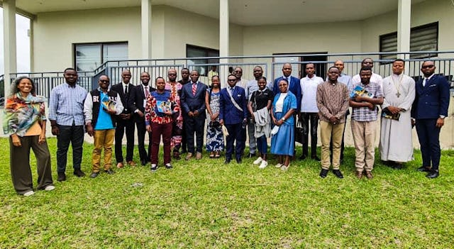 Los asistentes se colocaron para una foto de grupo al final del debate organizado por la Oficina Bahá’í de Asuntos Externos de la República Democrática del Congo.