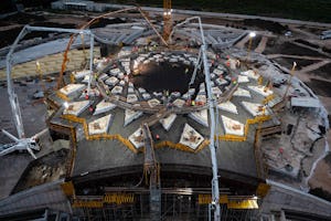 سقف مشبک آرامگاه حضرت عبدالبهاء اکنون بتنریزی شده است. این مرحله نشان از تکمیل بدنه بتنی بنا دارد.