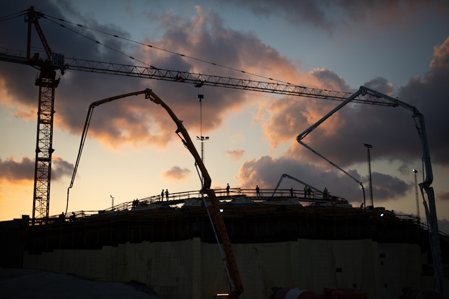 Les travaux se poursuivent au coucher du soleil.