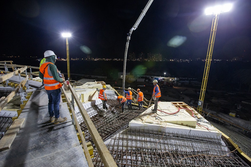 Hacia el oeste, las luces de la ciudad de ‘Akká brillan en la distancia