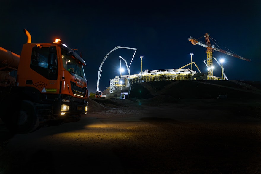 Des camions ont continué à arriver toute la nuit, assurant un approvisionnement constant en béton pour chaque pompe.