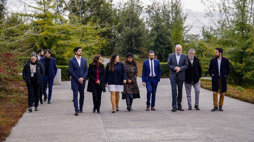 Un encuentro celebrado recientemente en la Casa de Adoración bahá’í de Santiago reunió a representantes gubernamentales, al ministro secretario general de la Presidencia, a miembros de la Oficina Nacional de Asuntos Religiosos de Chile y a representantes de la comunidad bahá’í del país para analizar cómo contribuye la religión a desarrollar una sociedad más cohesionada.