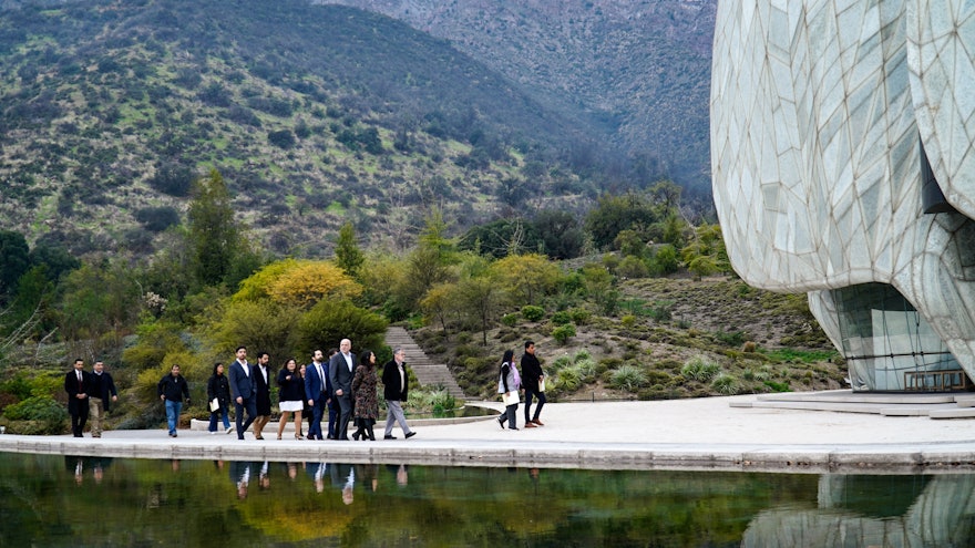 Los debates se centraron en la idea de que el servicio es parte integrante del progreso social. Este concepto representa la esencia de las Casas de Adoración bahá’ís, en las que la oración y la contemplación inspiran el servicio a la sociedad.