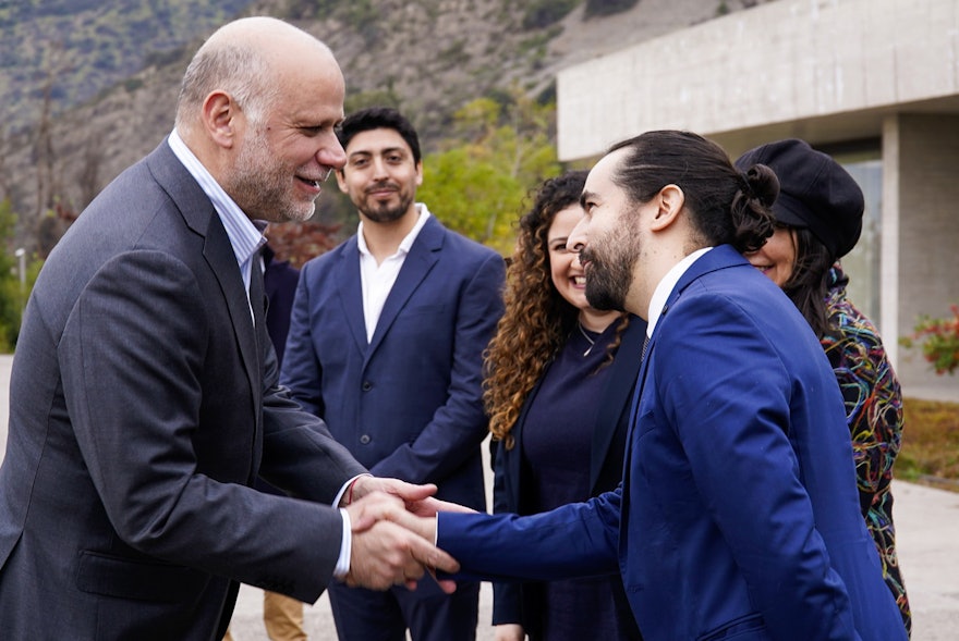 Álvaro Elizalde Soto /Izquierda), ministro secretario general de la Presidencia, afirmó: «Aquí, nos sentimos en casa. El templo es maravilloso y ha sido muy bien diseñado como lugar de oración y de reflexión».