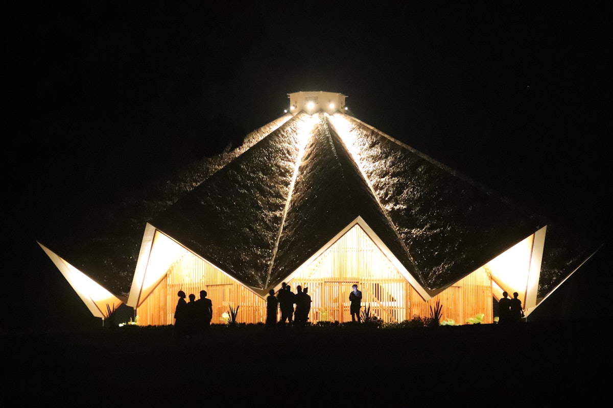 Una vista nocturna de la Casa de Adoración Bahá’í de Tanna (Vanuatu)