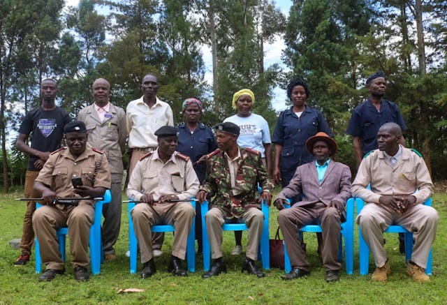 Des membres de l’équipe de Radio Jamii rencontrent le chef de Lwanda, son chef adjoint et d’autres responsables publics.