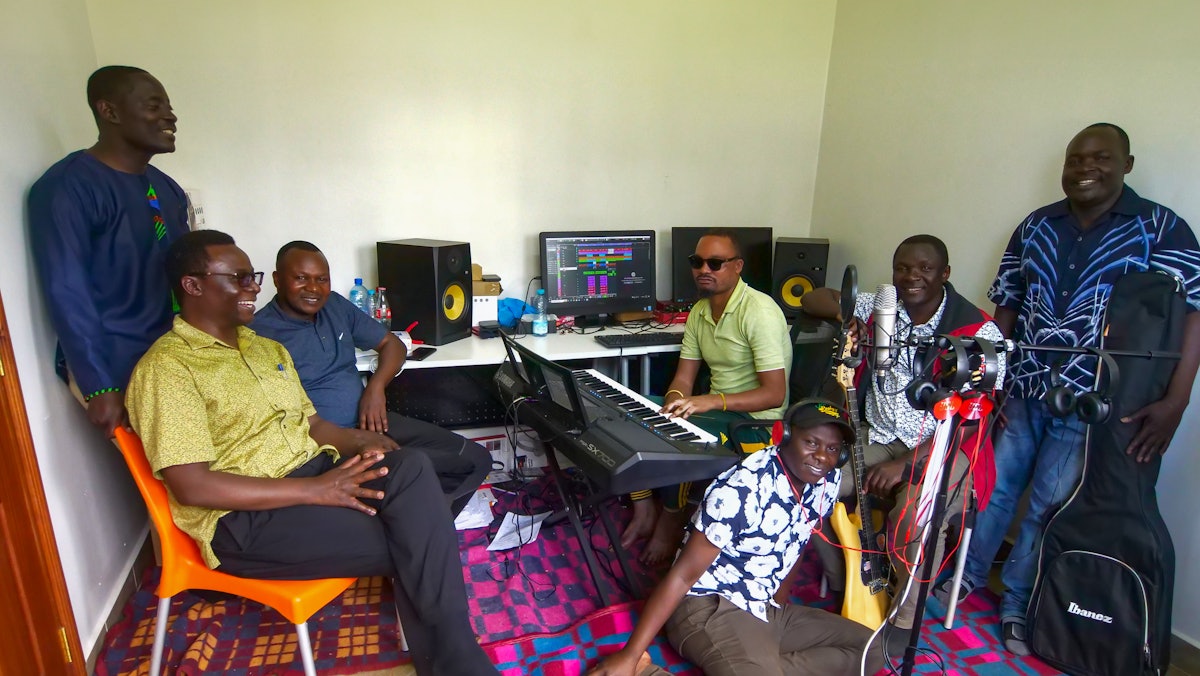 Несколько артистов, которые участвуют в программах Радио Джамии и помогают с записью музыки.