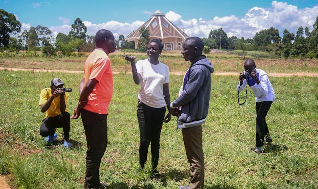 L’équipe de Radio Jamii enregistre une interview dans l’enceinte du temple de Matunda.