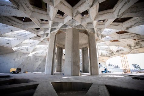 آرامگاه حضرت عبدالبهاء: سازه سطح مشبک سقف بنا به طور کامل نمایان می‌شود 