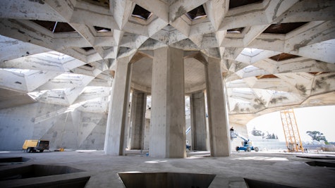 آرامگاه حضرت عبدالبهاء: سازه سطح مشبک سقف بنا به طور کامل نمایان می‌شود 