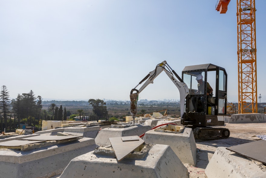 Le coffrage en polystyrène expansé (PSE) qui donnait forme au béton du treillis est enlevé.