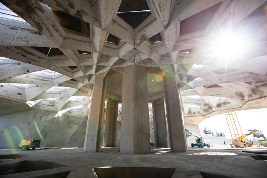 La luz del sol se filtra por los espacios abiertos de la pérgola