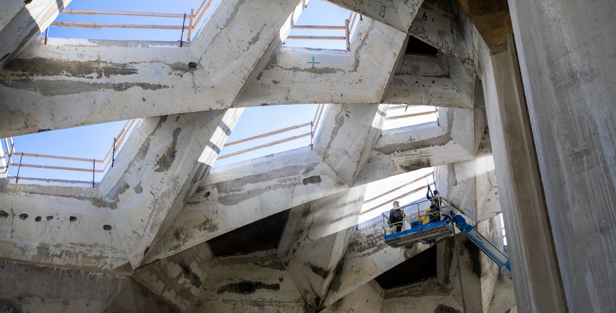 نرده‌هایی در اطراف بازشدگی‌های سقف، برای تأمین ایمنی کارگران، نصب شده‌اند.