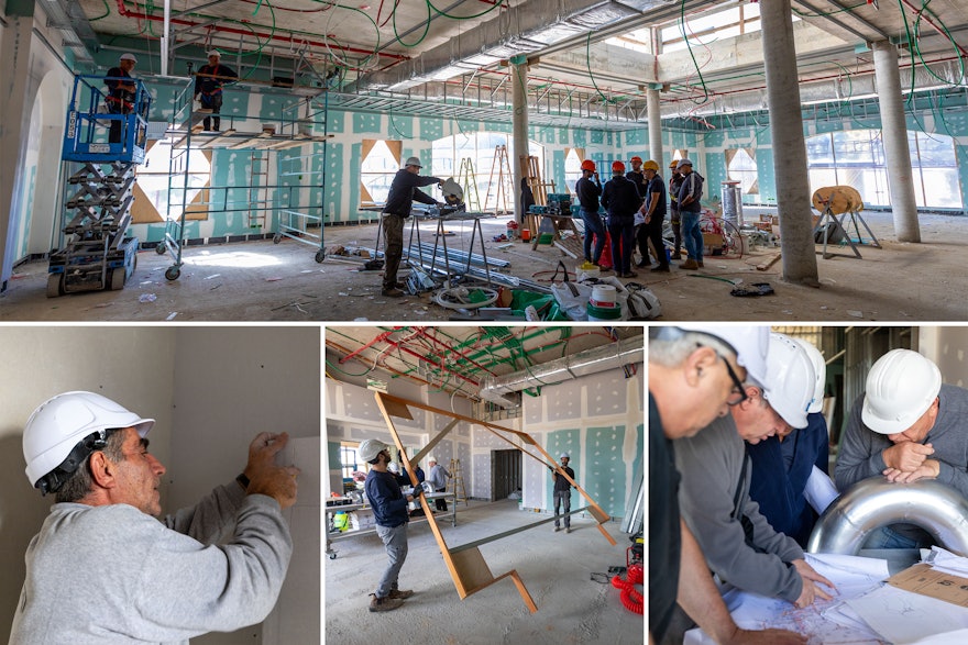 À l’intérieur du centre d'accueil des visiteurs, les travaux d’installation des systèmes mécaniques et électriques sont en cours.