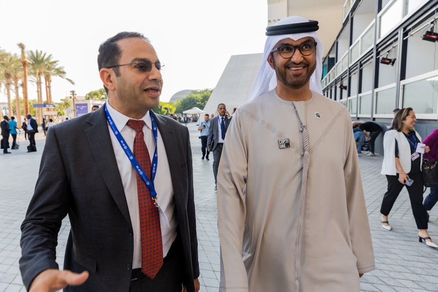 Слева направо: г-н Эл-Хади из каирского офиса МСБ с султаном Ал-Джабером, президентом COP28.