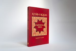 La traduction en polonais du *Kitáb-i-Aqdas* a été publiée sous forme imprimée pour la première fois. Elle est l’aboutissement d’un travail de près de trois décennies.