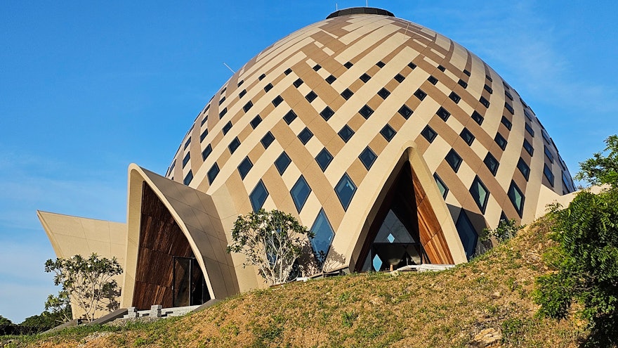 Le temple en construction se révèle progressivement comme un espace magnifique et inclusif, où la contemplation et la prière inspireront le service à la société.