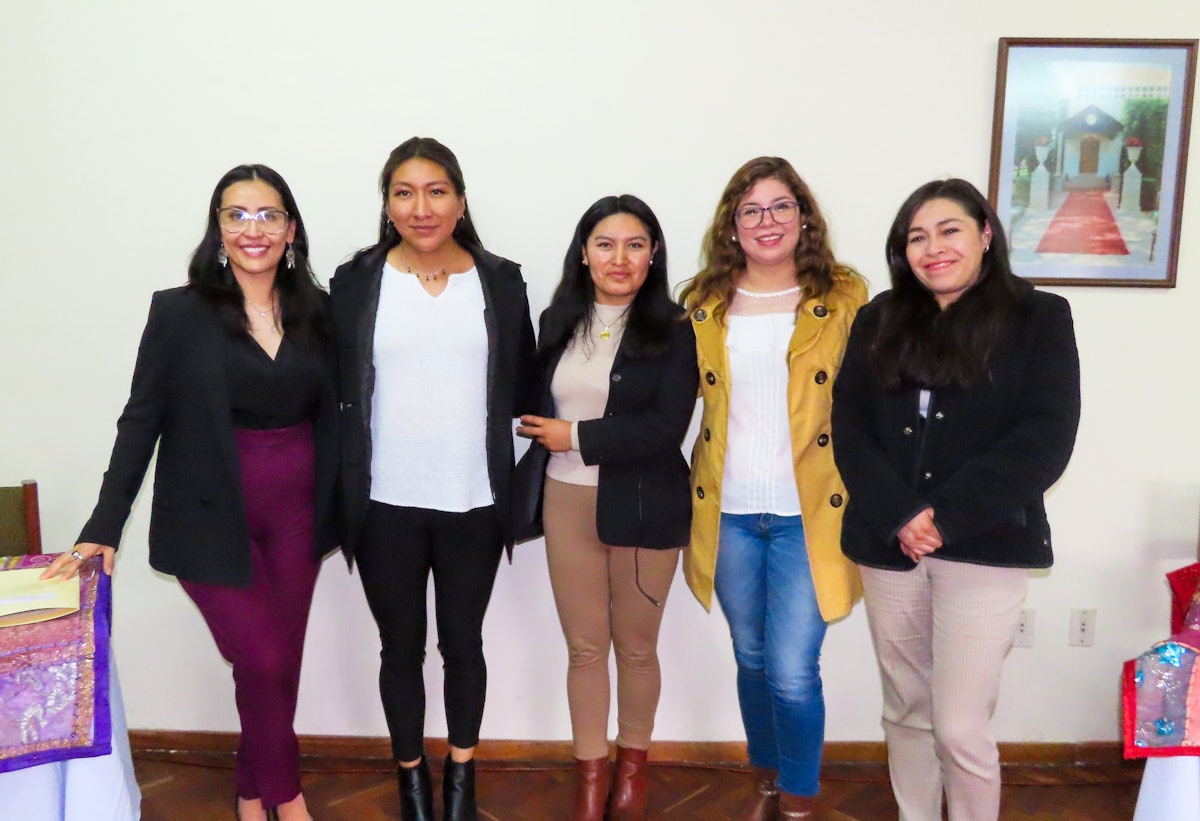 از چپ به راست: بیتیا وارگاس (Bitia Vargas)، مدیر انجمن سلامت روان جامعه کیومارا، الکساندرا رِیِس (Alexandra Reyes) و رزمری چامبی (Rosmery Chambi) از دفتر امور خارجی بهائیان، یاسکارا ترازاس (Yascara Terrazas)، مشاور حقوقی انجمن زنان مشاور و شهرداران بولیوی، و جانت هوالپا (Janette Huallpa)، نماینده هماهنگ‌کننده زنان بولیوی.