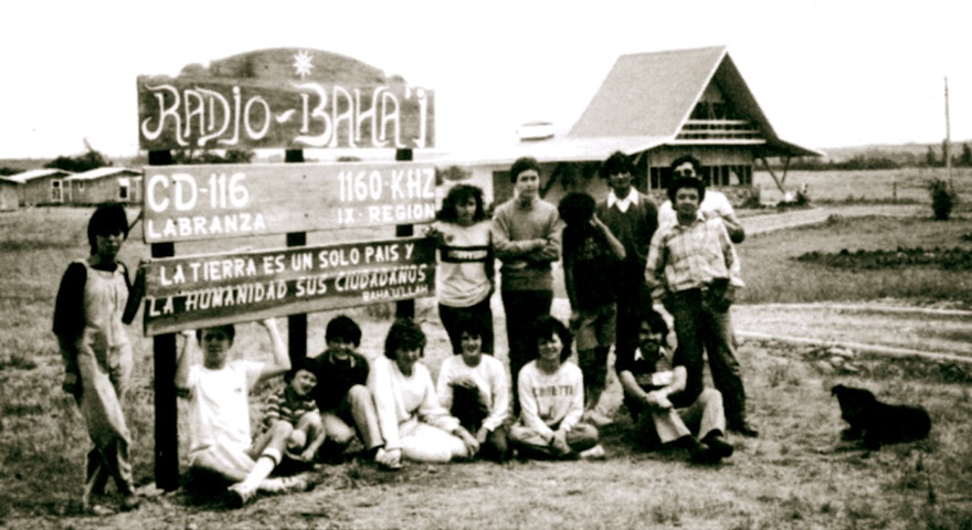 Jóvenes reunidos en las instalaciones de la Radio Bahá’í para asistir a un taller para voluntarios