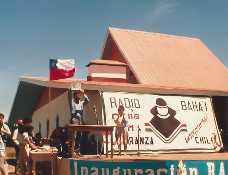 La ceremonia inaugural de la estación de radio, que tuvo lugar el 20 de diciembre de 1986, convocó a más de mil personas.