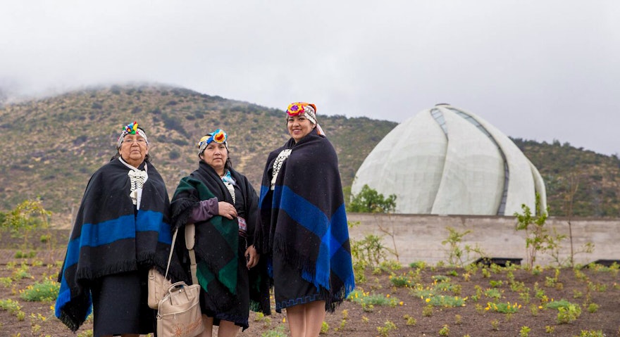 Miembros de la comunidad mapuche visitando la Casa de Adoración Bahá’í de Santiago de Chile