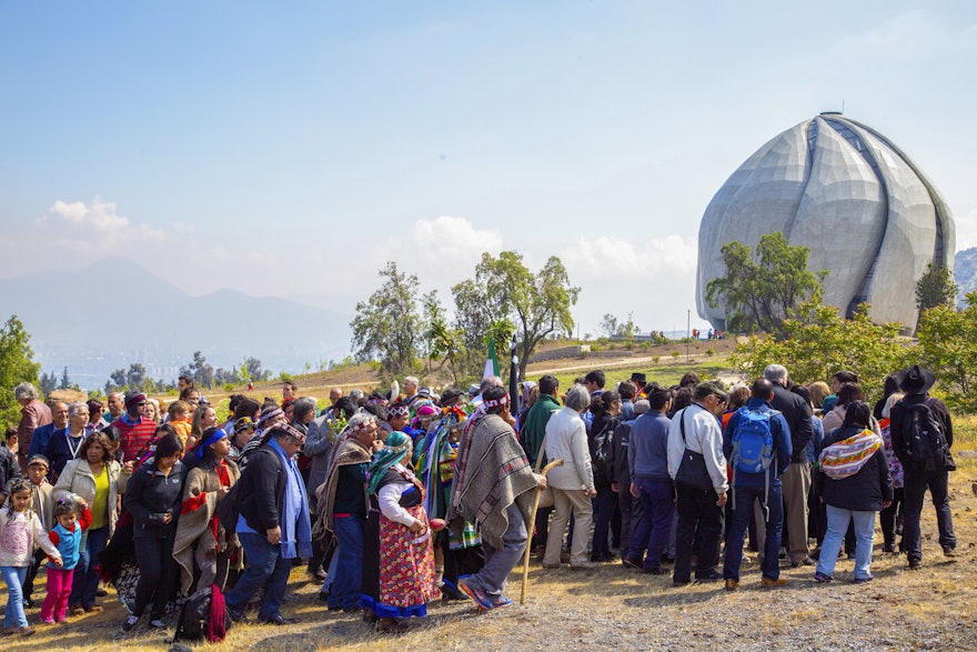 El templo de Chile destaca como símbolo de la unidad de la humanidad, reuniendo a comunidades diversas para orar y meditar sobre cómo contribuir al progreso de la sociedad.