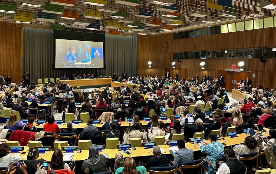 جامعه جهانی بهائی به همراه آنتونیو گوترش (António Guterres) دبیر کل سازمان ملل در تالار شهر اجتماع مدنی.