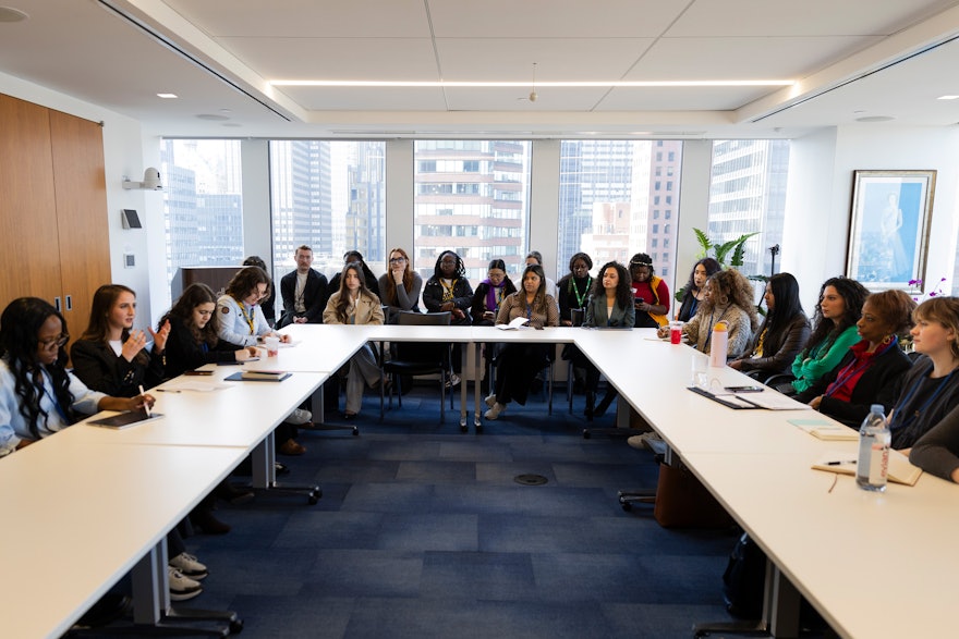 La representante de la Comunidad Internacional Bahá’í de la Oficina de Nueva York, Cecilia Schirmeister, en el acto «Voces jóvenes» en la Misión del Reino Unido ante la ONU».