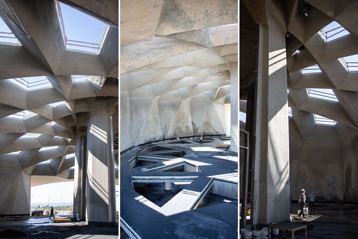Строительные работы над Усыпальницей Абдул-Баха вступают в новую фазу, сосредоточенную на сложных деталях строительных систем и внешних поверхностей.