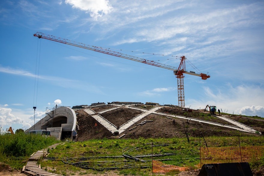 Sur la berme ouest, des allées décoratives complétant un motif en forme de rayons de soleil sont en cours de construction.