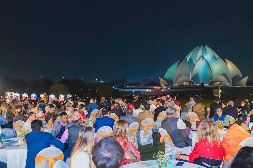 Más de 250 invitados, entre ellos representantes del Gobierno, dirigentes religiosos y miembros de organizaciones de la sociedad civil, se reunieron en la Casa de Adoración bahá’í de Nueva Delhi para conmemorar el centenario de la Asamblea Espiritual  Nacional de los Bahá’ís de la India.