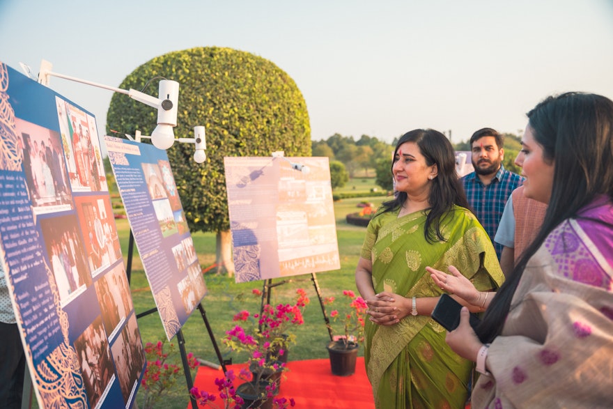 Los invitados tuvieron la oportunidad de contemplar una exposición sobre la evolución de la comunidad bahá’í de la India y sus actividades durante el último siglo para promover el principio de unidad, cultivar lazos de compañerismo y fomentar la igualdad y la educación moral.