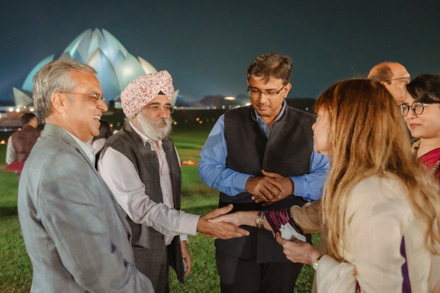 Participants à l’événement commémoratif organisé sur le terrain de la maison d’adoration bahá’íe à New Delhi.